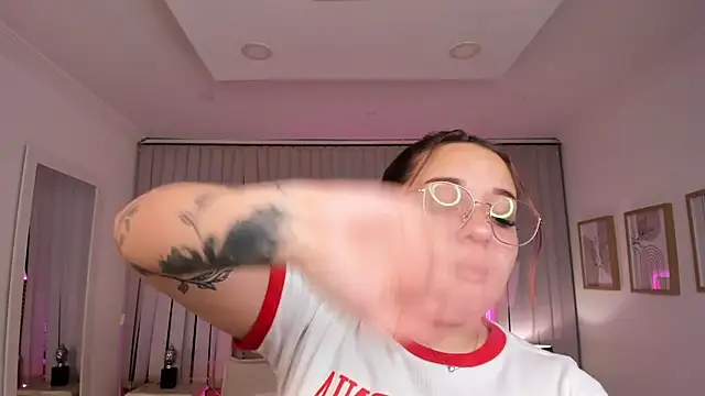 Snapshot of Valentina_Se chatting on February 22, 2025, 4:18 am Valentina Se online show from February 22, 2025, 4:18 am