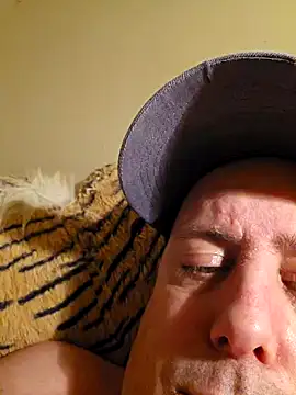 Snapshot of HeteroHotGuy1 chatting on February 3, 2025, 12:36 am HeteroHotGuy1 online show from February 3, 2025, 12:36 am