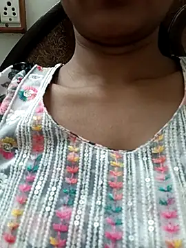 Snapshot of Rajni-Mehra chatting on March 18, 2025, 3:31 am Rajni-Mehra online show from March 18, 2025, 3:31 am