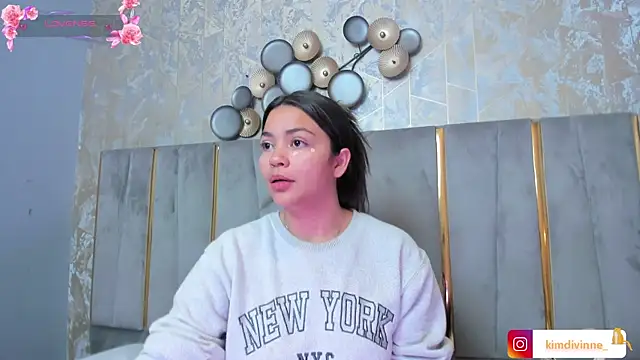 KimDevinne online show from November 12, 2025, 2:34 am