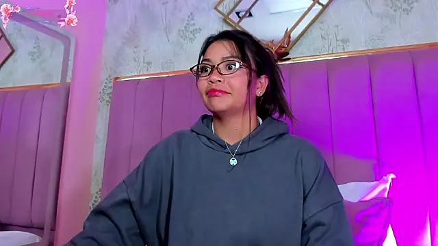 Snapshot of KimDevinne chatting on February 18, 2026, 2:51 am KimDevinne online show from February 18, 2026, 2:51 am