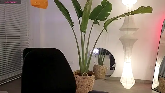 Snapshot of Siny_Moore chatting on September 23, 2025, 12:35 am Siny Moore online show from September 23, 2025, 12:35 am