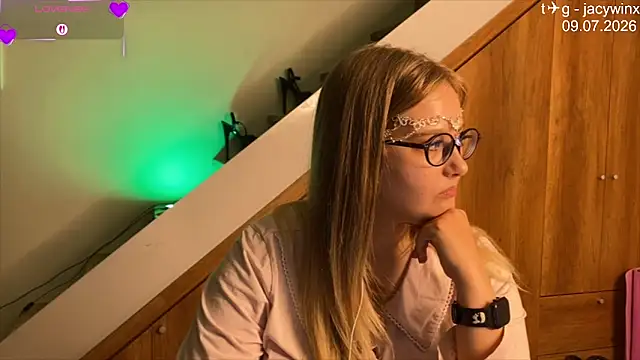JacyWinslat online show from July 9, 2026, 1:37 pm