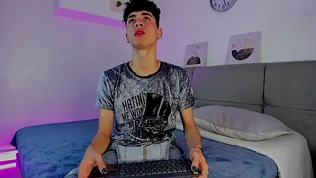 Snapshot of NeoRaptis chatting on December 2, 2024, 7:49 pm NeoRaptis online show from December 2, 2024, 7:49 pm