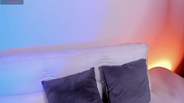 Rebeca Williams  online show from November 18, 2025, 2:54 pm