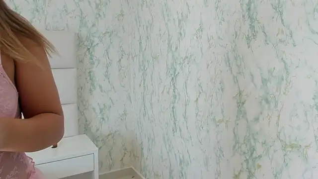 Snapshot of MIA__SAENZ chatting on December 25, 2024, 2:13 pm MIA SAENZ online show from December 25, 2024, 2:13 pm