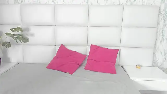 Snapshot of MIA__SAENZ chatting on March 3, 2025, 12:27 pm MIA SAENZ online show from March 3, 2025, 12:27 pm