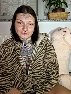 Snapshot of lizzardqueeen chatting on November 21, 2025, 12:32 am lizzardqueeen online show from November 21, 2025, 12:32 am