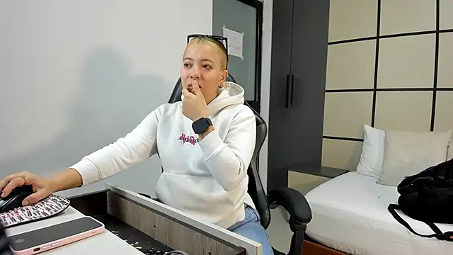 alma fenix online show from February 4, 2026, 12:22 pm