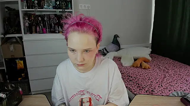 School Love online show from March 1, 2026, 7:10 am