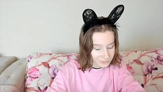 Snapshot of EnigmaSee chatting on December 9, 2024, 8:33 am EnigmaSee online show from December 9, 2024, 8:33 am