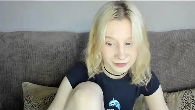 Snapshot of EnigmaSee chatting on November 4, 2025, 1:48 am EnigmaSee online show from November 4, 2025, 1:48 am