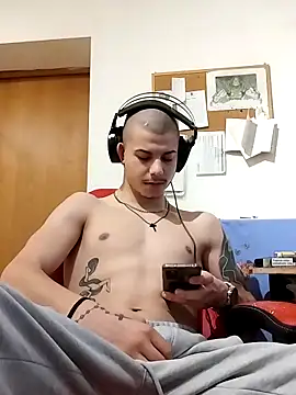 Snapshot of BigDickEnrg7195 chatting on March 7, 2025, 11:27 pm BigDickEnrg7195 online show from March 7, 2025, 11:27 pm