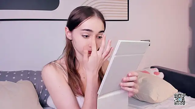 Snapshot of PollyBeev chatting on September 19, 2025, 9:00 am PollyBeev online show from September 19, 2025, 9:00 am