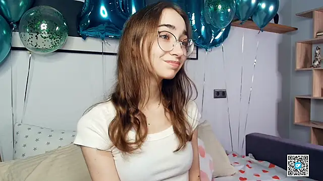 Snapshot of PollyBeev chatting on October 12, 2025, 7:07 am PollyBeev online show from October 12, 2025, 7:07 am