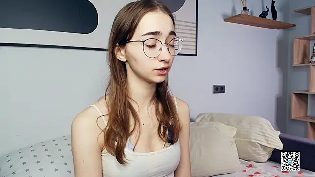 Snapshot of PollyBeev chatting on October 22, 2025, 7:30 am PollyBeev online show from October 22, 2025, 7:30 am