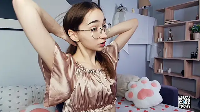 Snapshot of PollyBeev chatting on October 24, 2025, 7:27 am PollyBeev online show from October 24, 2025, 7:27 am