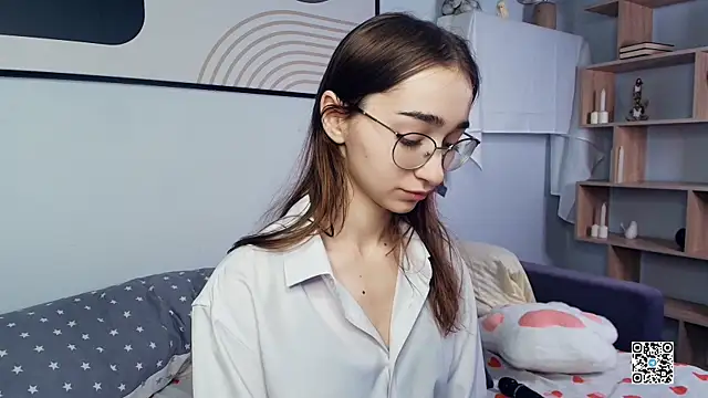 Snapshot of PollyBeev chatting on October 25, 2025, 6:21 am PollyBeev online show from October 25, 2025, 6:21 am