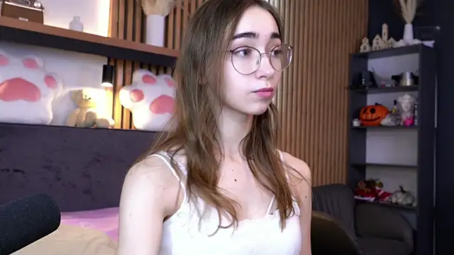 Snapshot of PollyBeev chatting on November 7, 2025, 7:30 am PollyBeev online show from November 7, 2025, 7:30 am