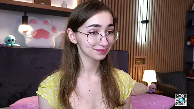 Snapshot of PollyBeev chatting on November 8, 2025, 6:46 am PollyBeev online show from November 8, 2025, 6:46 am