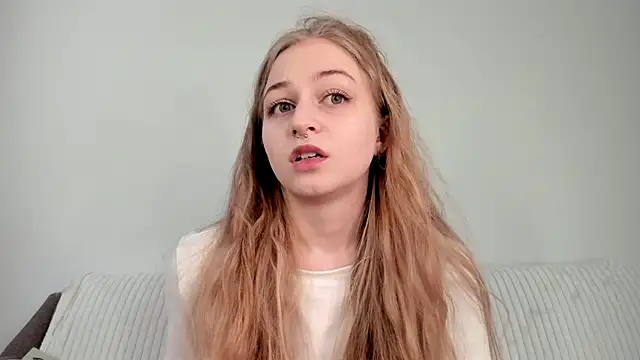 MiaMews online show from April 22, 2026, 6:49 am