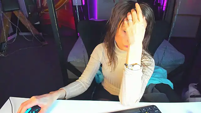 Elizabe th online show from March 6, 2025, 5:11 pm