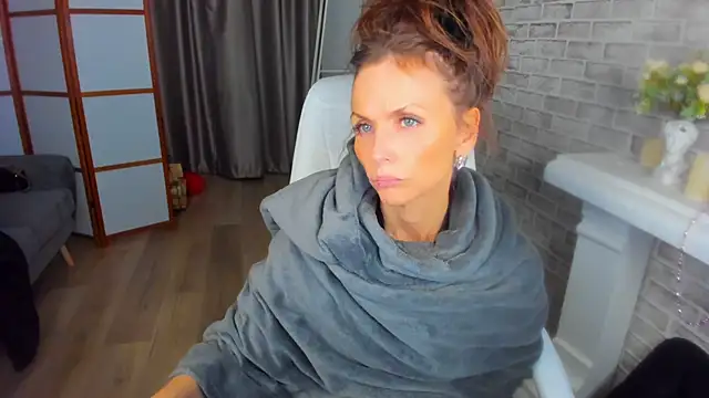 Elizabe th online show from March 12, 2025, 4:19 am