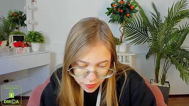 LayriantaVee online show from October 12, 2025, 6:12 am