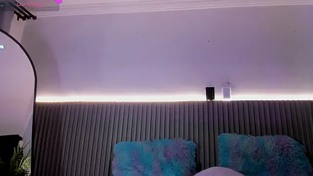 valentina lux online show from February 9, 2026, 7:29 pm