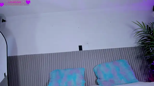 valentina lux online show from April 7, 2026, 8:09 pm