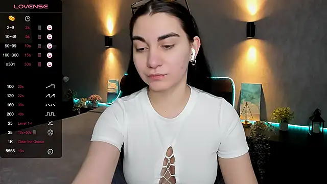 Snapshot of hannacheekss_ chatting on February 6, 2025, 2:00 am hannacheekss online show from February 6, 2025, 2:00 am