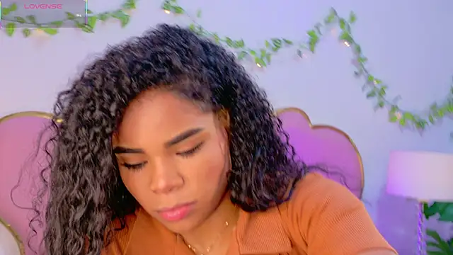 NahiaraReina online show from December 16, 2025, 2:44 pm