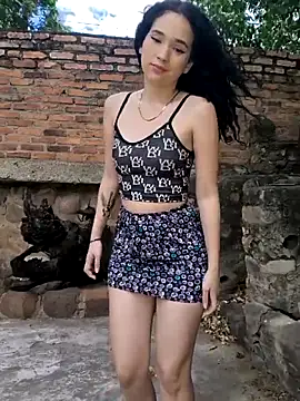 Snapshot of sweet_outdoor_charm chatting on October 8, 2025, 7:33 pm sweet outdoor charm online show from October 8, 2025, 7:33 pm