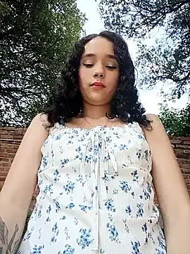 sweet outdoor charm online show from February 14, 2026, 7:43 pm