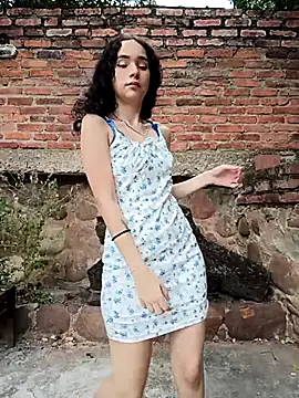 sweet outdoor charm online show from March 4, 2026, 7:53 pm