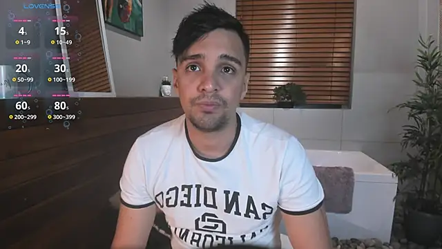 Snapshot of Edward_max chatting on October 18, 2025, 10:21 pm Edward max online show from October 18, 2025, 10:21 pm