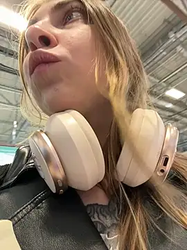 Sunny   Bunny online show from March 9, 2025, 5:17 pm