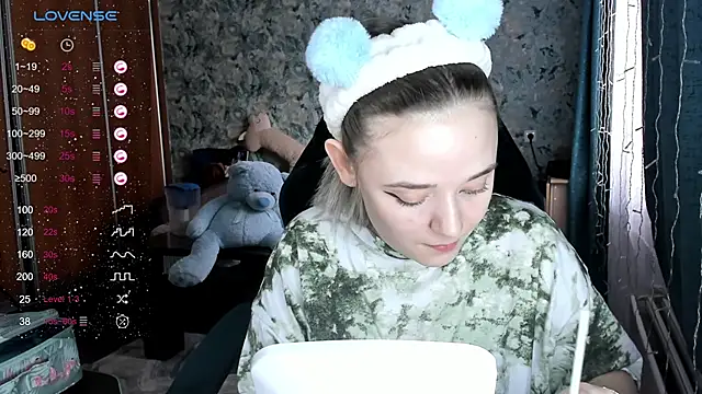 Snapshot of Your_small_bunny chatting on December 8, 2024, 6:11 am Your small bunny online show from December 8, 2024, 6:11 am