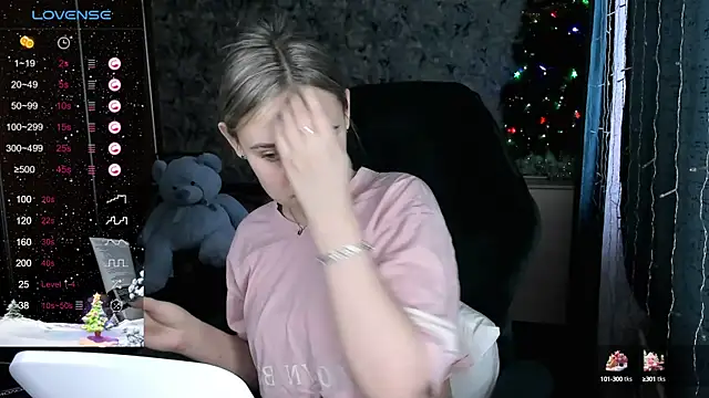 Snapshot of Your_small_bunny chatting on December 23, 2024, 4:12 am Your small bunny online show from December 23, 2024, 4:12 am