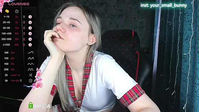 Snapshot of Your_small_bunny chatting on October 4, 2025, 2:09 am Your small bunny online show from October 4, 2025, 2:09 am