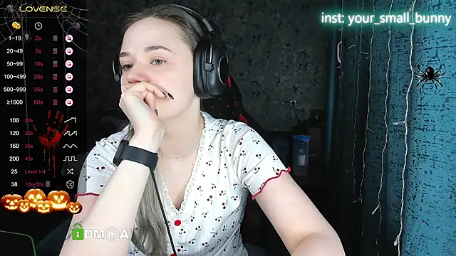 Snapshot of Your_small_bunny chatting on October 20, 2025, 2:12 am Your small bunny online show from October 20, 2025, 2:12 am