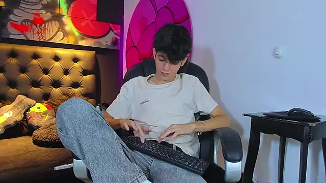 Snapshot of KLAUS_SUNRISE_XX chatting on October 20, 2025, 6:58 am KLAUS SUNRISE XX online show from October 20, 2025, 6:58 am