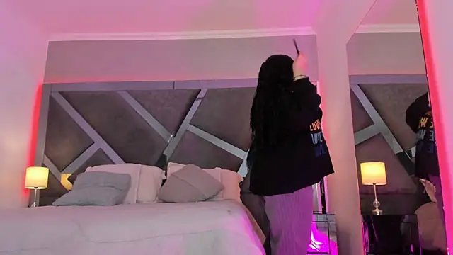 AmberiniHoffman online show from March 8, 2025, 11:48 am