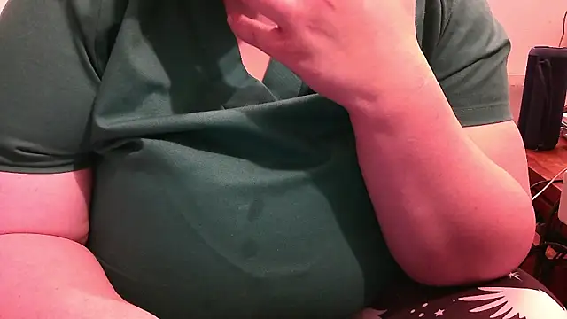 Snapshot of Maebi chatting on December 7, 2024, 2:53 am Maebi online show from December 7, 2024, 2:53 am