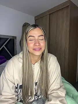 Snapshot of Issabela_G1 chatting on December 13, 2024, 1:48 am Issabela G1 online show from December 13, 2024, 1:48 am