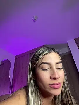 Snapshot of Issabela_G1 chatting on December 15, 2024, 9:45 am Issabela G1 online show from December 15, 2024, 9:45 am