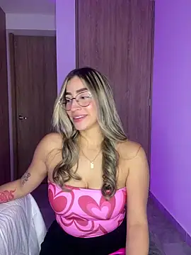 Snapshot of Issabela_G1 chatting on January 3, 2025, 4:11 am Issabela G1 online show from January 3, 2025, 4:11 am