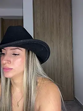 Snapshot of Issabela_G1 chatting on February 10, 2025, 7:47 am Issabela G1 online show from February 10, 2025, 7:47 am