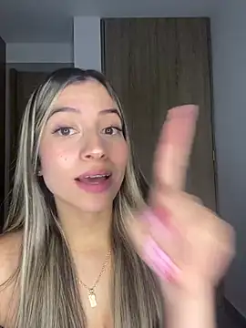 Snapshot of Issabela_G1 chatting on February 19, 2025, 3:50 am Issabela G1 online show from February 19, 2025, 3:50 am