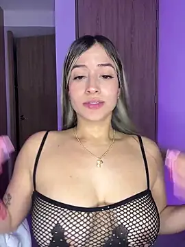 Snapshot of Issabela_G1 chatting on February 23, 2025, 3:35 am Issabela G1 online show from February 23, 2025, 3:35 am